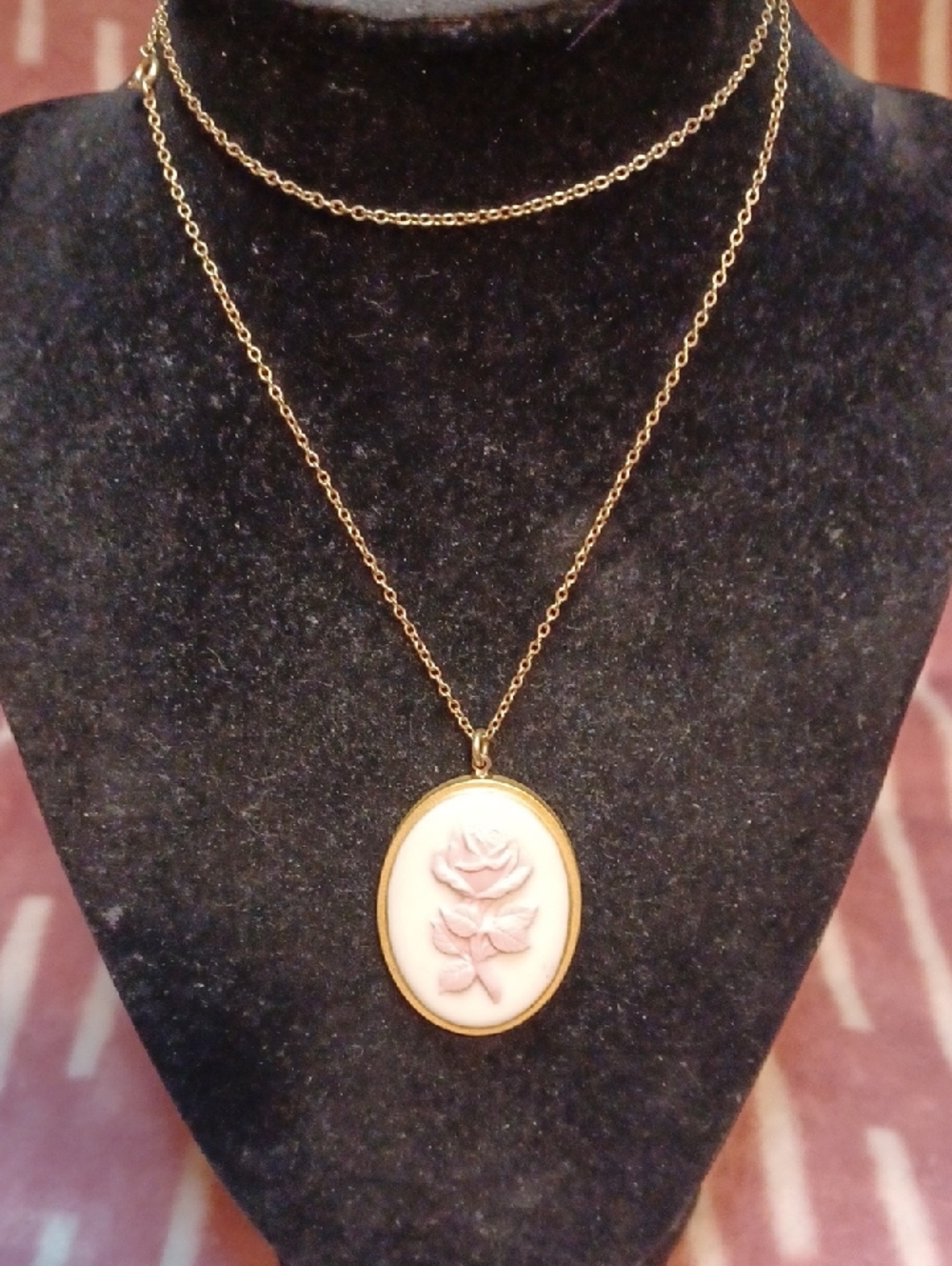 Vintage Franklin Mint  Cameo Rose Pendant Necklace